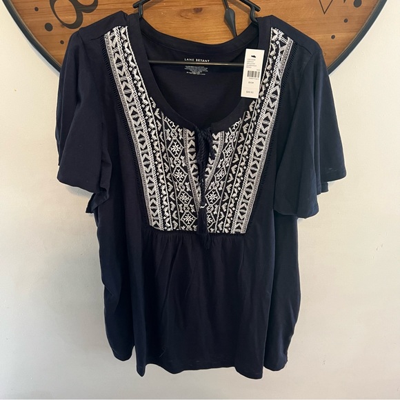 Lane Bryant Tops - NWT lane Bryant size 22/24 navy and white top short sleeve